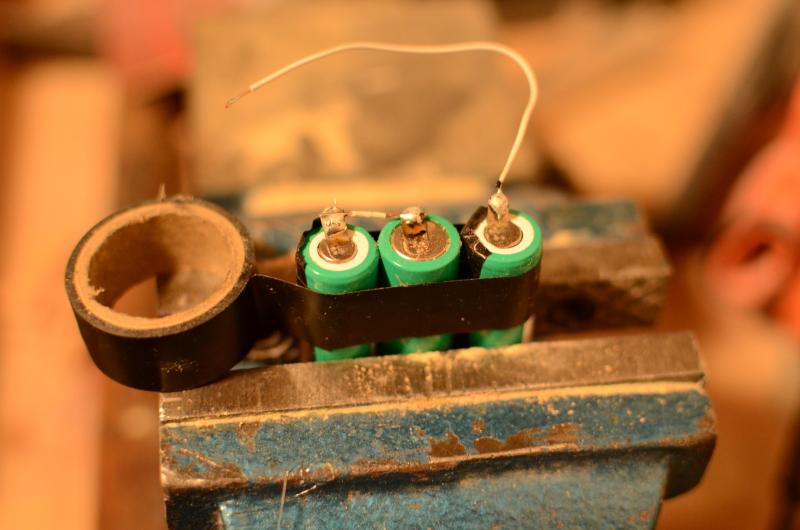 Simples Akkupack selber bauen Drei AA-Akkus in Reihe ergeben 3,6V. Ladeschlussspannung für dieses Akkupack 4,2V. Simples Akkupack selber bauen Drei AA-Akkus in Reihe ergeben 3,6V. Ladeschlussspannung für dieses Akkupack 4,2V.