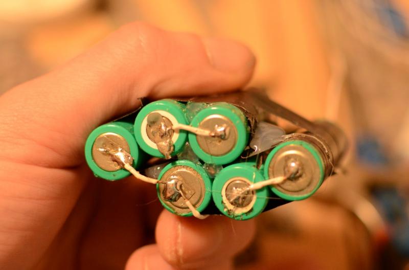 Akkupack aus AA Akkus selbst gebaut Je 3 in Reihe, beide Packs parallel. Es bleiben 3,6V, die Kapazität verdoppelt sich hingegen. Akkupack aus AA Akkus selbst gebaut Je 3 in Reihe, beide Packs parallel. Es bleiben 3,6V, die Kapazität verdoppelt sich hingegen.