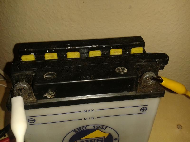 Akku laden, frisch halten und Lebensdauer erhöhen Eine von mir umgerüstete kleine 12V Motorrad Akku mit Alaun statt Batteriesäure im Dauerversuch der Solaranlage. Hier am Frischhalter angeschlossen. Akku laden, frisch halten und Lebensdauer erhöhen Eine von mir umgerüstete kleine 12V Motorrad Akku mit Alaun statt Batteriesäure im Dauerversuch der Solaranlage. Hier am Frischhalter angeschlossen.