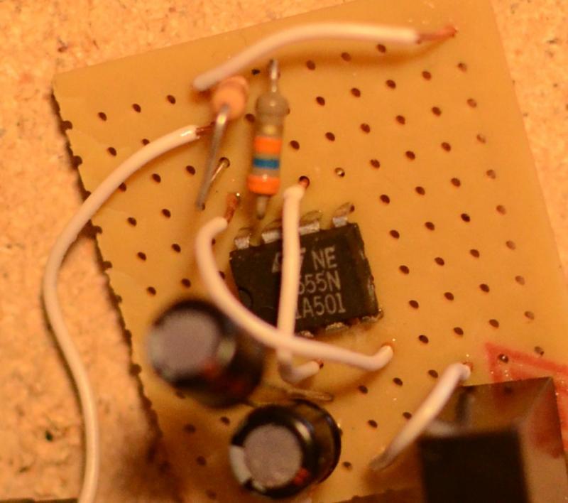 Blinkende LED: Schaltung mit NE555 Für meine Schaltung habe ich eine Streifen-Lochrasterplatine verwendet und die Mittelverbindungen zwischen den NE555 Pins mittels wegbohren gekappt. Die Schaltung ist sehr kompakt. Blinkende LED: Schaltung mit NE555 Für meine Schaltung habe ich eine Streifen-Lochrasterplatine verwendet und die Mittelverbindungen zwischen den NE555 Pins mittels wegbohren gekappt. Die Schaltung ist sehr kompakt.