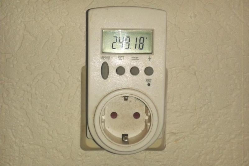 Energiemessgerät: Misst den Verbrauch und andere Daten Ein einfaches Energiemessgerät, um den Stromverbrauch von Haushaltsgeräten zu messen. Hier ist mal nichts angesteckt, es zeigt die Spannung der Steckdose an. Also 249 Volt. Energiemessgerät: Misst den Verbrauch und andere Daten Ein einfaches Energiemessgerät, um den Stromverbrauch von Haushaltsgeräten zu messen. Hier ist mal nichts angesteckt, es zeigt die Spannung der Steckdose an. Also 249 Volt.