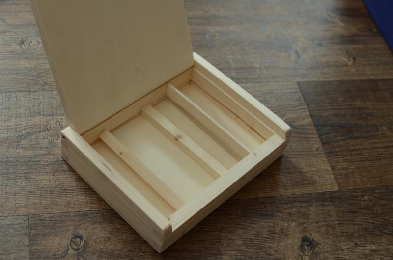 Innenleben der Holzschatulle Hier meine selbstgebaute Schatulle für meinen Bruder. Am Ende hat diese noch rote Farbe bekommen. Innenleben der Holzschatulle Hier meine selbstgebaute Schatulle für meinen Bruder. Am Ende hat diese noch rote Farbe bekommen.