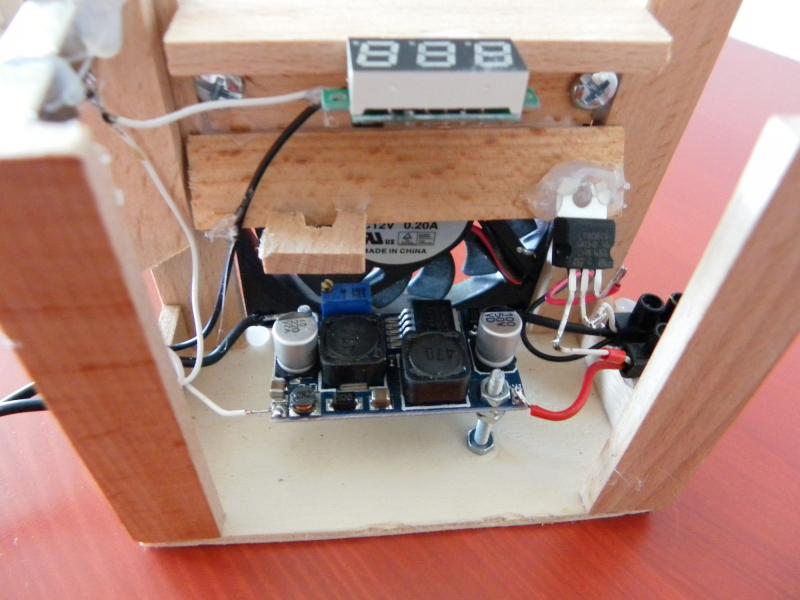 Ladegerät / Netzteil selber bauen: Rückseite Die Rückseite. Das DC-DC Modul hängt etwas in der Luft, damit der Lüfter die obere und untere Seite kühlen kann. Ladegerät / Netzteil selber bauen: Rückseite Die Rückseite. Das DC-DC Modul hängt etwas in der Luft, damit der Lüfter die obere und untere Seite kühlen kann.