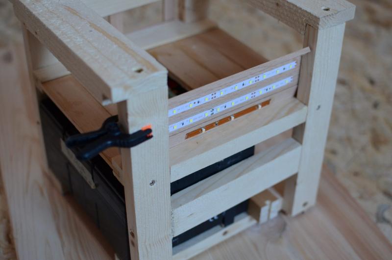 mobile Powerstation: Licht-Seite Wir wollten ein LED Flutlicht, sowie eine Notbeleuchtung integrieren. Flutlicht besteht aus zwei Streifen weißer 12V LEDs. Darunter ein kleiner Streifen mit 3 gelben 12V LEDs. mobile Powerstation: Licht-Seite Wir wollten ein LED Flutlicht, sowie eine Notbeleuchtung integrieren. Flutlicht besteht aus zwei Streifen weißer 12V LEDs. Darunter ein kleiner Streifen mit 3 gelben 12V LEDs.