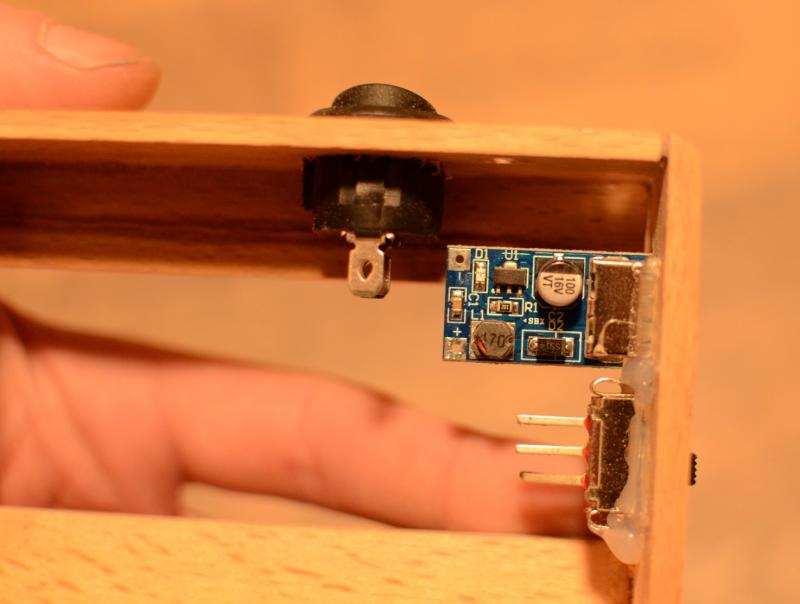 Powerbank: Bauteile bestücken Ist das Gehäuse gebaut und alle erforderlichen Öffnungen ausgesägt, können die Bauteile rein. Vorsicht bei Heißleim, da dieser in der Sonne wieder weich wird. Und Sonne ist eben perfekt für die Solar-Powerbank ;). Powerbank: Bauteile bestücken Ist das Gehäuse gebaut und alle erforderlichen Öffnungen ausgesägt, können die Bauteile rein. Vorsicht bei Heißleim, da dieser in der Sonne wieder weich wird. Und Sonne ist eben perfekt für die Solar-Powerbank ;).