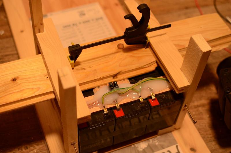 Power-Station: Akkuschacht und Zwischenboden Das mittlere Deck bekommt Leisten mit Nut. Wichtig ist der Abstand zum Akku - beachte das man den Akku noch herausziehen können muss. Power-Station: Akkuschacht und Zwischenboden Das mittlere Deck bekommt Leisten mit Nut. Wichtig ist der Abstand zum Akku - beachte das man den Akku noch herausziehen können muss.