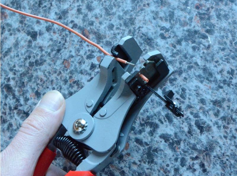 Professionell und sauber Kabel abisolieren Abisolieren war noch nie so einfach und sauber, wie mit dieser tollen Abisolierzange. Eine tolle Investition, wer sich sonst immer schwer damit tut oder oft Kabel abisoliert. Professionell und sauber Kabel abisolieren Abisolieren war noch nie so einfach und sauber, wie mit dieser tollen Abisolierzange. Eine tolle Investition, wer sich sonst immer schwer damit tut oder oft Kabel abisoliert.