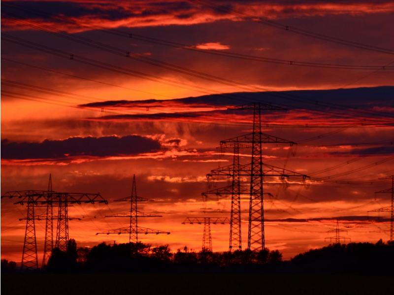 Strom / Elektrizität Stromtransport - dieses Bild ist nahe Leipzig entstanden und zeigt die rießigen Transportwege. Strom / Elektrizität Stromtransport - dieses Bild ist nahe Leipzig entstanden und zeigt die rießigen Transportwege.