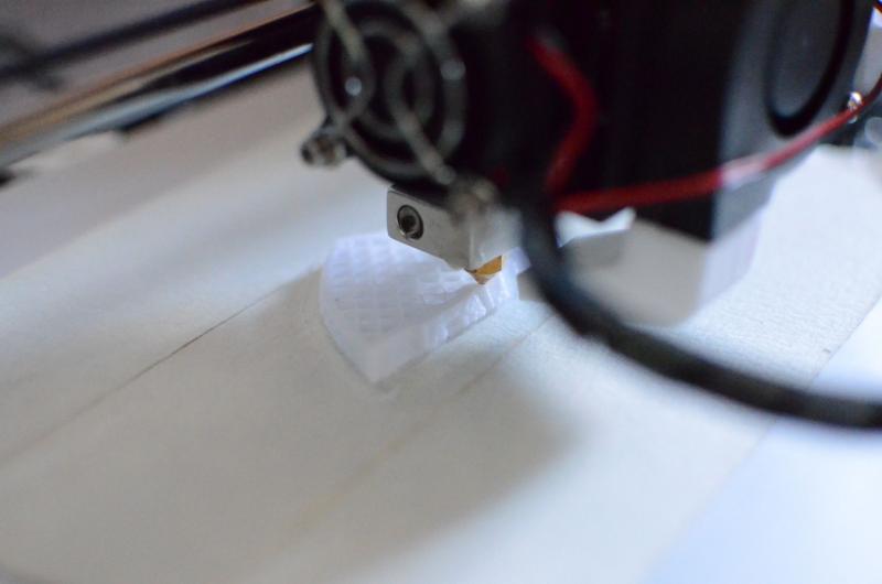 3D Drucker in Aktion Mit hoher Geschwindigkeit werden die 0,1mm dünnen Linien gedruckt. 3D Drucker in Aktion Mit hoher Geschwindigkeit werden die 0,1mm dünnen Linien gedruckt.