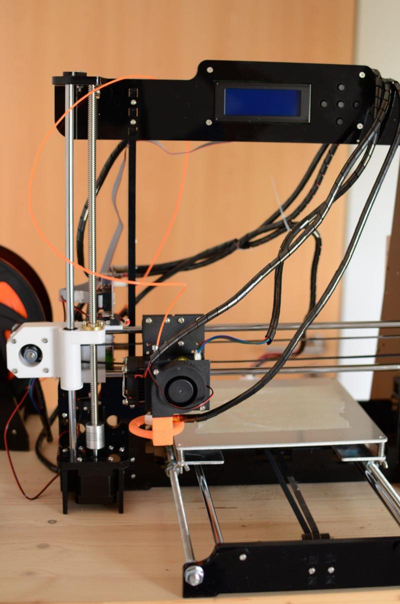 Anet A8 an seinem Platz Ist der Drucker an seinem Platz, muss die Heizplatte neu justiert werden. Der Drucker sollte dann nicht mehr verschoben oder verräumt werden - andernfalls muss die Platte neu ausgerichtet werden. Anet A8 an seinem Platz Ist der Drucker an seinem Platz, muss die Heizplatte neu justiert werden. Der Drucker sollte dann nicht mehr verschoben oder verräumt werden - andernfalls muss die Platte neu ausgerichtet werden.