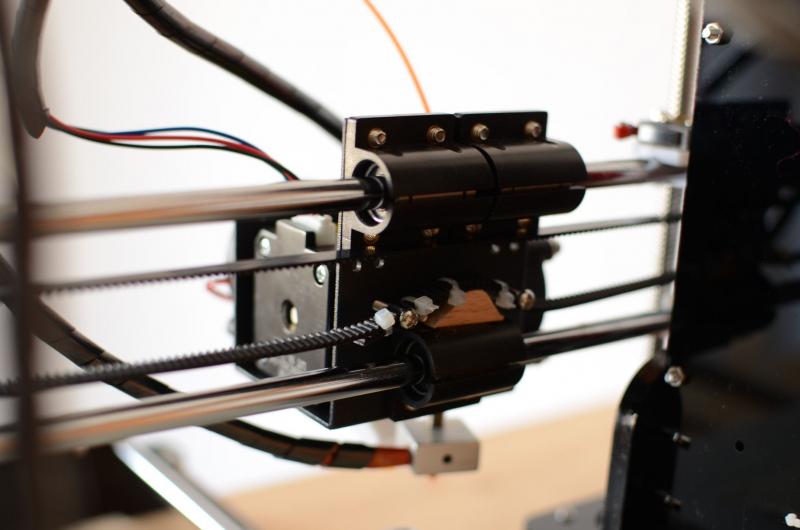 Anet A8 Aufbau: Antriebsriemen der X-Achse kreativ befestigen Dies ist die einzige Stelle beim bauen, wo ersteinmal Fragezeichen aufkommen. Der Zahnriemen wird mit Kabelbinder verbunden und muss trotzdem gut gespannt werden. Hat bei mir nicht geklappt und das Holzstück ist der Zahnriemenspanner. Anet A8 Aufbau: Antriebsriemen der X-Achse kreativ befestigen Dies ist die einzige Stelle beim bauen, wo ersteinmal Fragezeichen aufkommen. Der Zahnriemen wird mit Kabelbinder verbunden und muss trotzdem gut gespannt werden. Hat bei mir nicht geklappt und das Holzstück ist der Zahnriemenspanner.