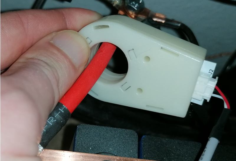 Shunt Hall Effekt Sensor In der Plus-Leitung verbaut. Hier ist die Richtung zu beachten und auf dem Messgerät mit einem Pfeil gekennzeichnet. Shunt Hall Effekt Sensor In der Plus-Leitung verbaut. Hier ist die Richtung zu beachten und auf dem Messgerät mit einem Pfeil gekennzeichnet.