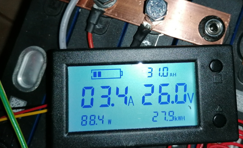 Batteriemonitor Angeschlossen an meiner 24V 80Ah LiFePo4 Batterie. Batteriemonitor Angeschlossen an meiner 24V 80Ah LiFePo4 Batterie.