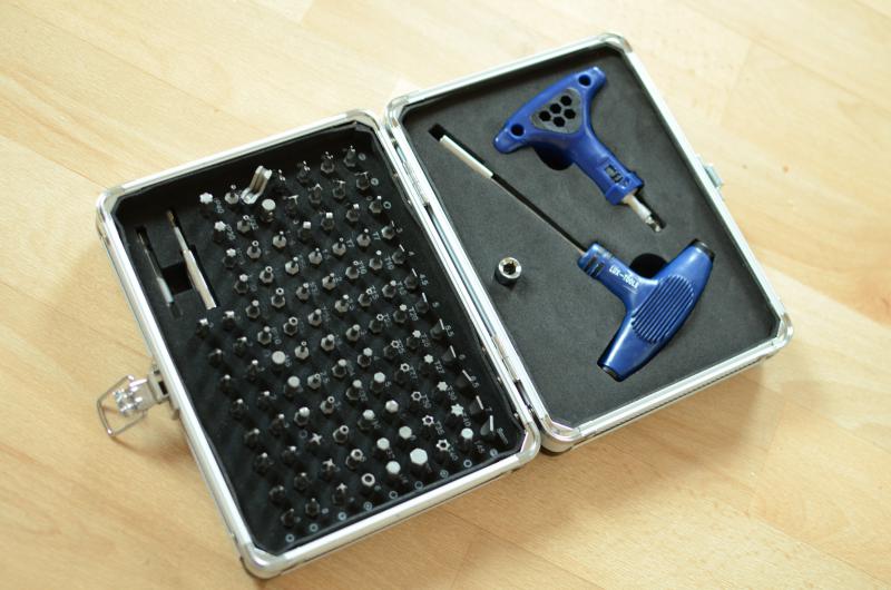 Bitkoffer für Heimwerker Mit Steckschlüssel, Ratsche und die vielen Bits kommt man auf 105 Teile. Bitkoffer für Heimwerker Mit Steckschlüssel, Ratsche und die vielen Bits kommt man auf 105 Teile.