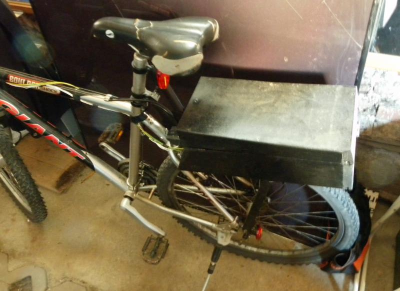 E-Bike: Akku Gepäckträger Eigenbau Der Gepäckträger ist Eigenbau. Stützen aus Eisen, Schrauben mit selbstsichernden Muttern, Akkubox aus Holz. Funktioniert. E-Bike: Akku Gepäckträger Eigenbau Der Gepäckträger ist Eigenbau. Stützen aus Eisen, Schrauben mit selbstsichernden Muttern, Akkubox aus Holz. Funktioniert.