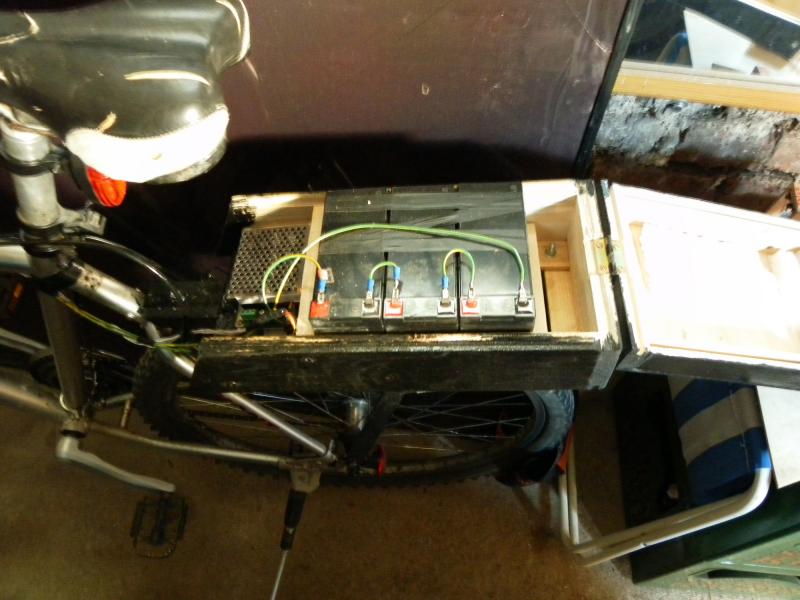 E-Bike Akkus - Reihenschaltung und selbstgebauter Gepäckträger Zugegeben, nicht ganz hübsch. Dafür praktisch. Alle 3 Akkus haben Platz in der Holzkiste. Und auch der PWM Drehzahlregler für den Motor kam unter und wird durch Fahrtwind gekühlt. Wird jedoch nicht heiß. E-Bike Akkus - Reihenschaltung und selbstgebauter Gepäckträger Zugegeben, nicht ganz hübsch. Dafür praktisch. Alle 3 Akkus haben Platz in der Holzkiste. Und auch der PWM Drehzahlregler für den Motor kam unter und wird durch Fahrtwind gekühlt. Wird jedoch nicht heiß.