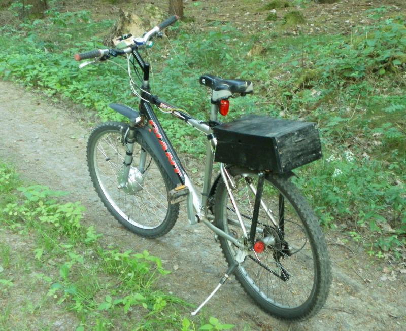 Eigenbau E-Bike: Das 100 Euro Pedelec Ich habe rund 100 Euro für die Umrüstung zum Pedelec ausgegeben. Es fährt rund 30 km rein elektrisch und Waldwege sind passierbar. Also: altes Fahrrad umrüsten! Eigenbau E-Bike: Das 100 Euro Pedelec Ich habe rund 100 Euro für die Umrüstung zum Pedelec ausgegeben. Es fährt rund 30 km rein elektrisch und Waldwege sind passierbar. Also: altes Fahrrad umrüsten!