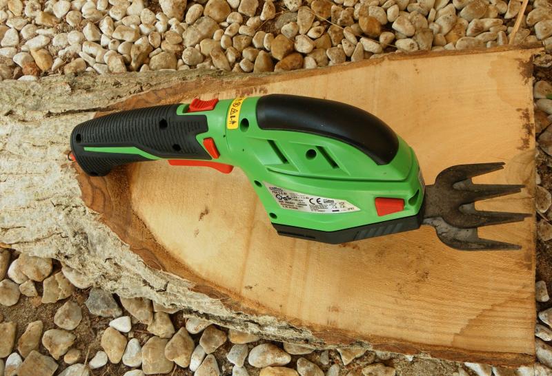 Elektrische Gartenschere: Grasschere und Heckenschere mit Akku Meine elektrische Gartenschere mit Akku. Ideal für Ecken und wo der Rasenmäher nicht hinkommt. Elektrische Gartenschere: Grasschere und Heckenschere mit Akku Meine elektrische Gartenschere mit Akku. Ideal für Ecken und wo der Rasenmäher nicht hinkommt.
