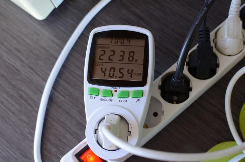 Energieverbrauch messen: Energiemessgerät Dieses Bild zeit mein Energiemessgerät, welches den Verbrauch in Watt eines Wasserkochers zeigt. Darunter die Kosten in Euro meiner letzten Langzeitmessung. Die Werte werden im Gerät gespeichert und können auch genullt werden. Energieverbrauch messen: Energiemessgerät Dieses Bild zeit mein Energiemessgerät, welches den Verbrauch in Watt eines Wasserkochers zeigt. Darunter die Kosten in Euro meiner letzten Langzeitmessung. Die Werte werden im Gerät gespeichert und können auch genullt werden.