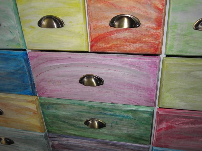 Möbel selbst bunt bemalen Acrylfarbe als Geheimtipp für