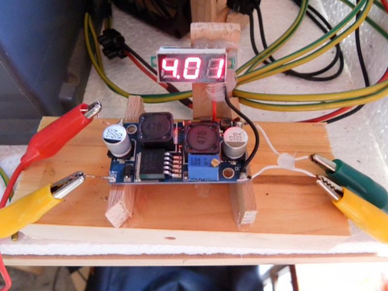 Simples Ladegerät: Akkus laden Simpler DC-DC Wandler, Spannung ist einstellbar und die Eingangsspannung ist relativ egal. 4V habe ich desshalb gewählt, um alle Zellen meines Akkupacks auf gleiches Level zu bringen. Den Rest macht dann der sichere Laderegler auf der Platine des Akkupacks. Simples Ladegerät: Akkus laden Simpler DC-DC Wandler, Spannung ist einstellbar und die Eingangsspannung ist relativ egal. 4V habe ich desshalb gewählt, um alle Zellen meines Akkupacks auf gleiches Level zu bringen. Den Rest macht dann der sichere Laderegler auf der Platine des Akkupacks.