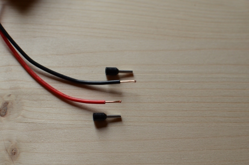 Aderendhülsen pressen mit der Aderendhülsenzange Kabel in der Länge der Aderendhülse abisolieren. Aderendhülsen pressen mit der Aderendhülsenzange Kabel in der Länge der Aderendhülse abisolieren.