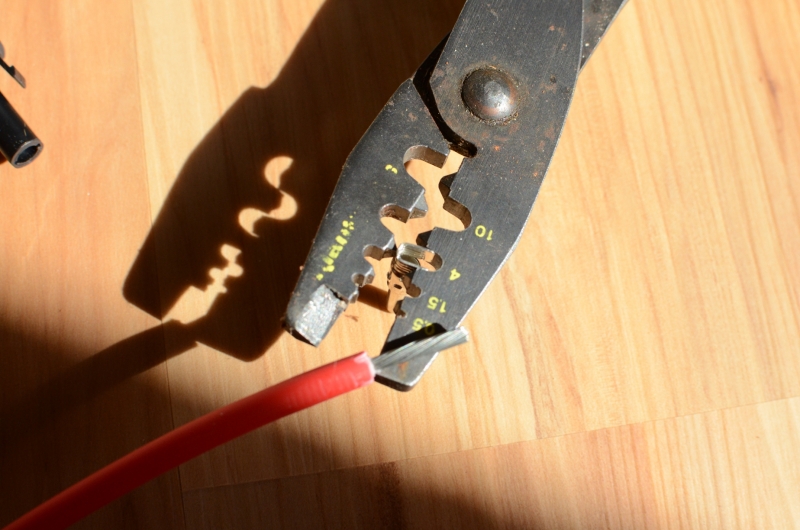 Crimpen des MC4 Steckers auf Solarkabel Kabel ist 4 Quadratmillimeter. Der Stecker muss in die Öffnung 4 auf der Crimpzange eingelegt werden. Crimpen des MC4 Steckers auf Solarkabel Kabel ist 4 Quadratmillimeter. Der Stecker muss in die Öffnung 4 auf der Crimpzange eingelegt werden.