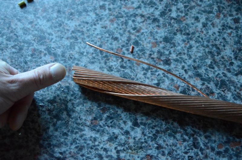 Starker Kupferdraht als Halterung (Arme) für die Krokoklemmen Zugegeben, das hatte ich noch rumliegen. Wichtig ist, dass du etwas findest, was sich nicht wieder von allein zurück biegt. Idealerweise ein Material, welches man mit den Krokoklemmen verlöten kann. Es sollte also ein Draht sein. Starker Kupferdraht als Halterung (Arme) für die Krokoklemmen Zugegeben, das hatte ich noch rumliegen. Wichtig ist, dass du etwas findest, was sich nicht wieder von allein zurück biegt. Idealerweise ein Material, welches man mit den Krokoklemmen verlöten kann. Es sollte also ein Draht sein.