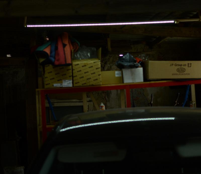 LED Leiste: Garagenbeleuchtung mit Solarstrom Wirkt etwas dunkel. Ein Flutlicht ist es auch nicht. Aber eine sparsame Beleuchtung aus der täglich nachladenden Solar Auto-Batterie. LED Leiste: Garagenbeleuchtung mit Solarstrom Wirkt etwas dunkel. Ein Flutlicht ist es auch nicht. Aber eine sparsame Beleuchtung aus der täglich nachladenden Solar Auto-Batterie.