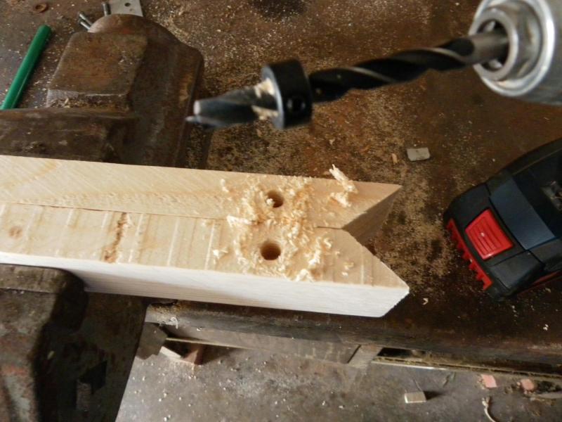 Leisten vorbereiten: Dübellöcher mit Tiefenanschlag Etwas mehr als die Hälfte der Dübellänge wird gebohrt. Da noch keine Dübellöcher in der Holzplatte sind, können wir ohne genaue Maße bohren. Wichtig: senkrecht bohren. Evtl hilft dir auch eine Ständerbohrmaschine. Leisten vorbereiten: Dübellöcher mit Tiefenanschlag Etwas mehr als die Hälfte der Dübellänge wird gebohrt. Da noch keine Dübellöcher in der Holzplatte sind, können wir ohne genaue Maße bohren. Wichtig: senkrecht bohren. Evtl hilft dir auch eine Ständerbohrmaschine.