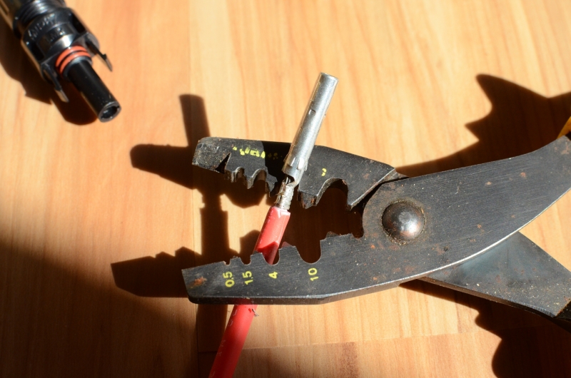 MC4 Hülse Crimpen Die Hülse für den männlichen MC4 Stecker (rot) wird aufgepresst. MC4 Hülse Crimpen Die Hülse für den männlichen MC4 Stecker (rot) wird aufgepresst.