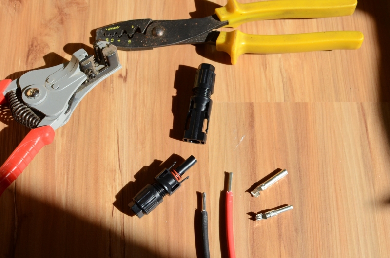 MC4: Kabel selbst verlängern, MC4 Verbindung Crimpen Überblick über die Werkzeuge. Ein Pärchen MC4 Stecker und Solarkabel. In meinem Schaubild 4mm² MC4: Kabel selbst verlängern, MC4 Verbindung Crimpen Überblick über die Werkzeuge. Ein Pärchen MC4 Stecker und Solarkabel. In meinem Schaubild 4mm²