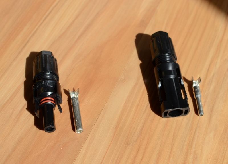 MC4 Stecker und Buchse Die beiden MC4 Verbinder, Stecker (männlich), Buchse (weiblich). Die beiden Presshülsen liegen bereits neben dem richtigen MC4 Stecker. Wichtig: nicht vertauschen, da diese sonst nicht in den richtigen Stecker passen. Erst einstecken, wenn auf Kabel gecrimpt! MC4 Stecker und Buchse Die beiden MC4 Verbinder, Stecker (männlich), Buchse (weiblich). Die beiden Presshülsen liegen bereits neben dem richtigen MC4 Stecker. Wichtig: nicht vertauschen, da diese sonst nicht in den richtigen Stecker passen. Erst einstecken, wenn auf Kabel gecrimpt!