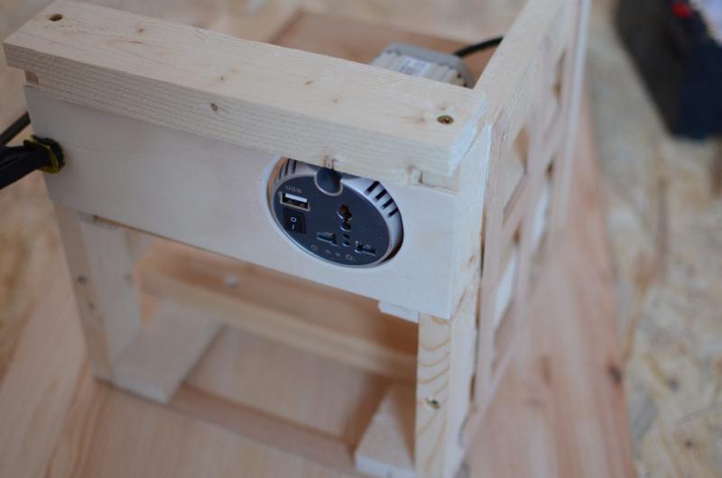 mobile Powerstation: Bedienseite mit Wechselrichter Die nächste Seite unserer Powerstation. Im oberen Teil eine Sperrholzplatte. Hier ist bereits der Wechselrichter mit der 230V Steckdose integriert. Später folgen Schalter und Voltmeter. Unten drunter siehst du das Kabelfach. mobile Powerstation: Bedienseite mit Wechselrichter Die nächste Seite unserer Powerstation. Im oberen Teil eine Sperrholzplatte. Hier ist bereits der Wechselrichter mit der 230V Steckdose integriert. Später folgen Schalter und Voltmeter. Unten drunter siehst du das Kabelfach.