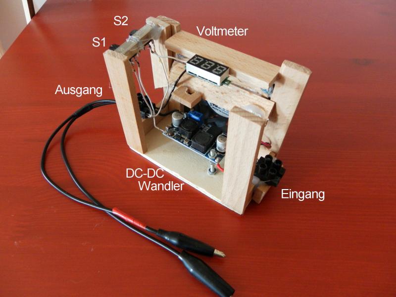 Mein Ladegerät und Netzteil, unabhängig von der Eingangsspannung Der kleine blaue Kasten auf der Platine ist ein Potentiometer, wo die Ausgangsspannung eingestellt werden kann. Unsere Schalter S1 und S2 ermöglichen entweder das messen der Ausgangsspannung, oder bei abschalten der Ladung, das messen des zu ladenden Akkus. Mein Ladegerät und Netzteil, unabhängig von der Eingangsspannung Der kleine blaue Kasten auf der Platine ist ein Potentiometer, wo die Ausgangsspannung eingestellt werden kann. Unsere Schalter S1 und S2 ermöglichen entweder das messen der Ausgangsspannung, oder bei abschalten der Ladung, das messen des zu ladenden Akkus.