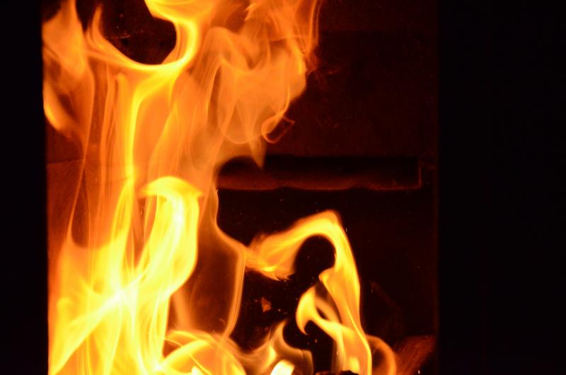 Optimale Verbrennung: Lange Flamme im Kaminofen Eine lange Flamme deutet auf gute Sauerstoffzufuhr und gute Abfuhr der Verbrennungsgase und sort so für eine rußfreie, sauber Scheibe. Optimale Verbrennung: Lange Flamme im Kaminofen Eine lange Flamme deutet auf gute Sauerstoffzufuhr und gute Abfuhr der Verbrennungsgase und sort so für eine rußfreie, sauber Scheibe.