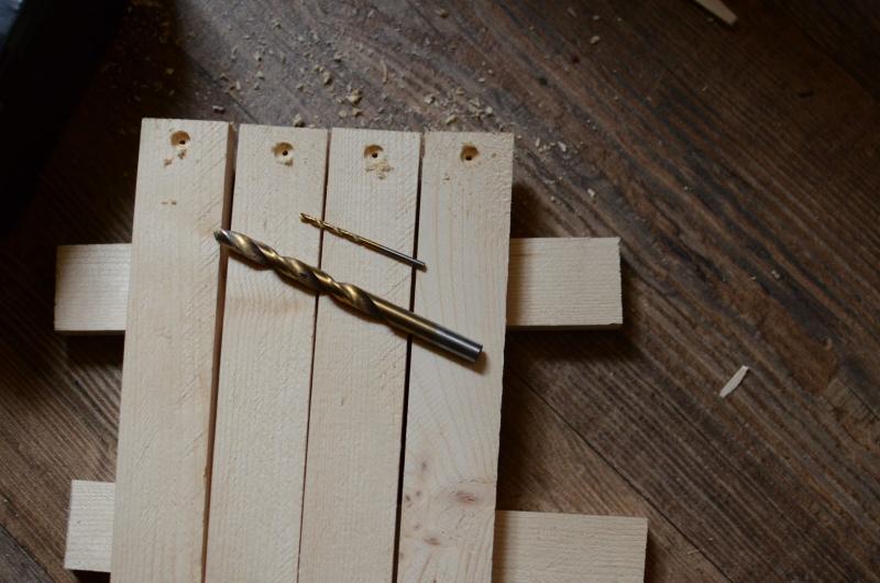 Power-Station: Gerüst bauen Sägen wir uns die ersten Teile zurecht. Bohre und senke die Leisten vor, um diese dann ordentlich verschrauben zu können. So wird das ganze stabil und das Holz reißt nicht. Power-Station: Gerüst bauen Sägen wir uns die ersten Teile zurecht. Bohre und senke die Leisten vor, um diese dann ordentlich verschrauben zu können. So wird das ganze stabil und das Holz reißt nicht.