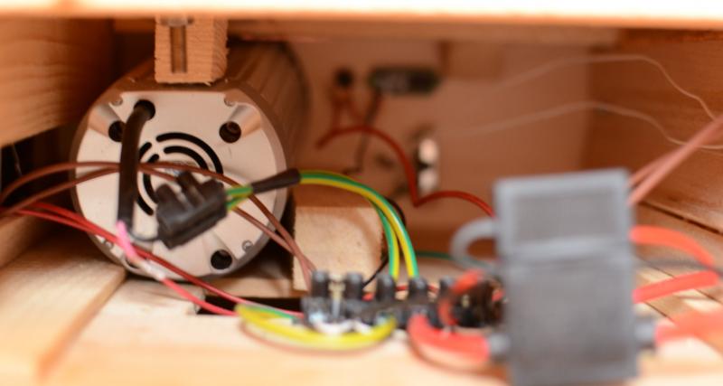 Powerstation: Verkabelung im Detail Ein weiterer Blick ins innere zeigt, wie ich je 3 Lüsterklemmen für Minus, 3 weitere Lüsterklemmen für Plus genutzt habe. Im Plusstrang ist auch die Sicherung verbaut. Das ist dieser unscharf fotografierte schwarze Block. Das runde graue ist der Wechselrichter. Powerstation: Verkabelung im Detail Ein weiterer Blick ins innere zeigt, wie ich je 3 Lüsterklemmen für Minus, 3 weitere Lüsterklemmen für Plus genutzt habe. Im Plusstrang ist auch die Sicherung verbaut. Das ist dieser unscharf fotografierte schwarze Block. Das runde graue ist der Wechselrichter.