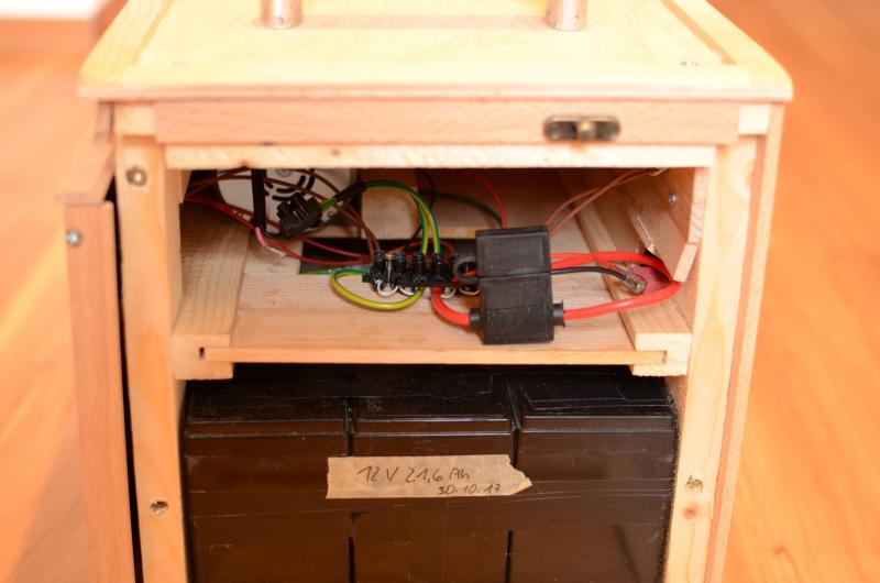 Powerstation: Verkabelung Ein Blick ins Innere zeigt die Verkabelung. Im kleinen schwarzen Block ist die Kfz-Flachsicherung verbaut die zwischen Akkupack und der Schaltung verbaut ist. Powerstation: Verkabelung Ein Blick ins Innere zeigt die Verkabelung. Im kleinen schwarzen Block ist die Kfz-Flachsicherung verbaut die zwischen Akkupack und der Schaltung verbaut ist.
