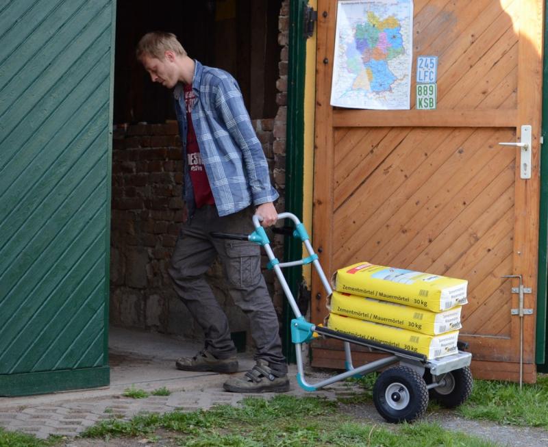 Mörtel Transport - Einhand Der Einhandtransport über den mittleren Griff. Die Sackkarre wurde zur Schubkarre und transportiert hier 3 x 30kg Maurermörtel. Mörtel Transport - Einhand Der Einhandtransport über den mittleren Griff. Die Sackkarre wurde zur Schubkarre und transportiert hier 3 x 30kg Maurermörtel.
