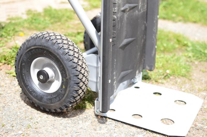 Große luftbereifte Räder Was sofort auffällt: endlich große und luftbereifte Räder. Klar, bei 200kg Zuladung benötigt es stabile Räder. Große luftbereifte Räder Was sofort auffällt: endlich große und luftbereifte Räder. Klar, bei 200kg Zuladung benötigt es stabile Räder.