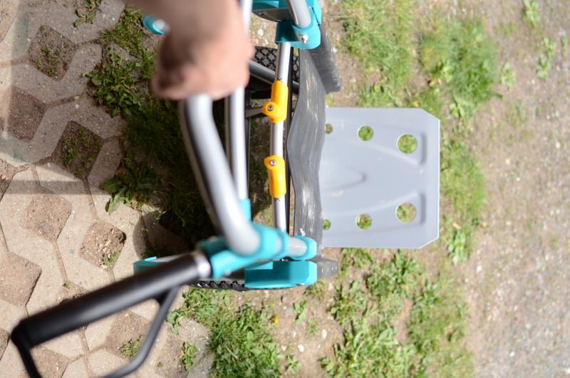 Mittlerer Handgriff Durch den mittleren Griff ist es möglich, Lasten mit einer Hand hinterher zu ziehen. Mittlerer Handgriff Durch den mittleren Griff ist es möglich, Lasten mit einer Hand hinterher zu ziehen.