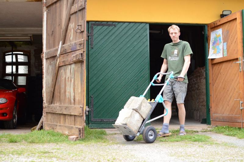 Betonsteintransport mit der Wolfcraft 2 in 1 Sackkarre Locker wären auch 4 Betonsteine übereinander möglich. Hier transportiere ich die letzten beiden. Hätte ich schon eher eine anständigen Transportwagen gehabt, hätte mich das beim Hausausbau viel Schweiß, Kraft und Zeit erspart. Betonsteintransport mit der Wolfcraft 2 in 1 Sackkarre Locker wären auch 4 Betonsteine übereinander möglich. Hier transportiere ich die letzten beiden. Hätte ich schon eher eine anständigen Transportwagen gehabt, hätte mich das beim Hausausbau viel Schweiß, Kraft und Zeit erspart.