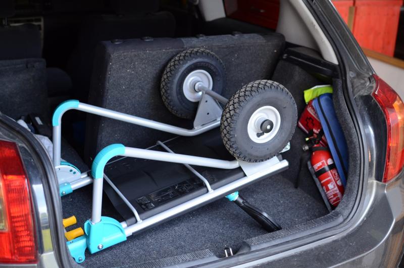 Zusammenklappbar und verstaubar im Auto Die Ladeschaufel und die Sackkarre selbst ist mit wenigen Handgriffen zusammenklappbar. Zum einkaufen oder bei einem Umzug - ideal. Sogar eine Waschmaschine war kein Problem. Leider sind die Handgriffe nicht umklappbar. Zusammenklappbar und verstaubar im Auto Die Ladeschaufel und die Sackkarre selbst ist mit wenigen Handgriffen zusammenklappbar. Zum einkaufen oder bei einem Umzug - ideal. Sogar eine Waschmaschine war kein Problem. Leider sind die Handgriffe nicht umklappbar.
