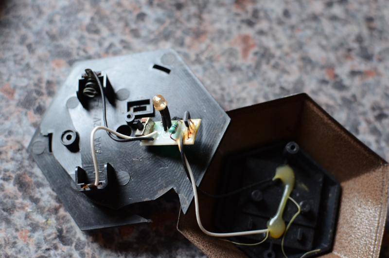 Solarlampe 2: Platine von der Oberseite Die Platine war mit einer Schraube gesichert. Dreht man diese rum, erkennt man das Schadensbild. Der Vierbeinige IC hat, ebenso wie Schalter und LED starken Rost angesetzt. Die LED flackert, da der Schalter zu stark verrostet ist. Solarlampe 2: Platine von der Oberseite Die Platine war mit einer Schraube gesichert. Dreht man diese rum, erkennt man das Schadensbild. Der Vierbeinige IC hat, ebenso wie Schalter und LED starken Rost angesetzt. Die LED flackert, da der Schalter zu stark verrostet ist.