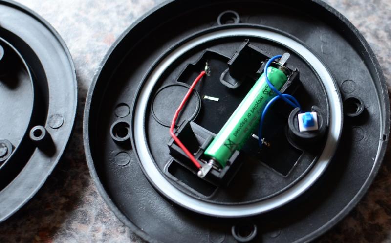 Solar LED 3: Aufgeräumtes innere Hier siehst du keine Platine, denn es gibt nicht wirklich eine. Der Chip ist auf der Oberseite (nachfolgendes Bild) verbaut. Der Tastschalter macht einen guten Eindruck und ein Gummi schützt vor Feuchtigkeit. Solar LED 3: Aufgeräumtes innere Hier siehst du keine Platine, denn es gibt nicht wirklich eine. Der Chip ist auf der Oberseite (nachfolgendes Bild) verbaut. Der Tastschalter macht einen guten Eindruck und ein Gummi schützt vor Feuchtigkeit.
