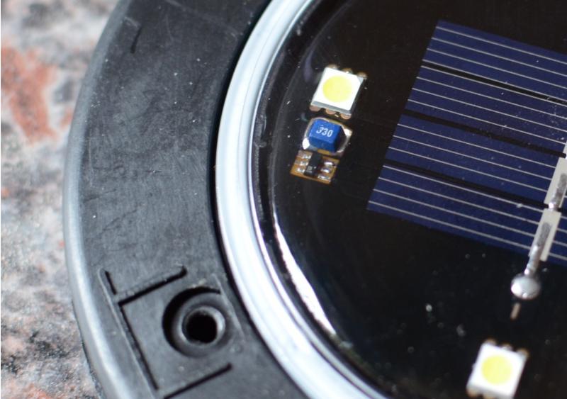 Solar LED 3: Oberseite mit Chip, allen Bauteilen und mehr Die wesentlichen Bauteile befinden sich auf der Oberseite. Solarzellen, die beiden IC Chips und die vier LEDs in SMD Form. Gut ist, dass das Plastikschutzglas auch oben mit einem Gummiring gegen Wasser Schutz bietet. Solar LED 3: Oberseite mit Chip, allen Bauteilen und mehr Die wesentlichen Bauteile befinden sich auf der Oberseite. Solarzellen, die beiden IC Chips und die vier LEDs in SMD Form. Gut ist, dass das Plastikschutzglas auch oben mit einem Gummiring gegen Wasser Schutz bietet.