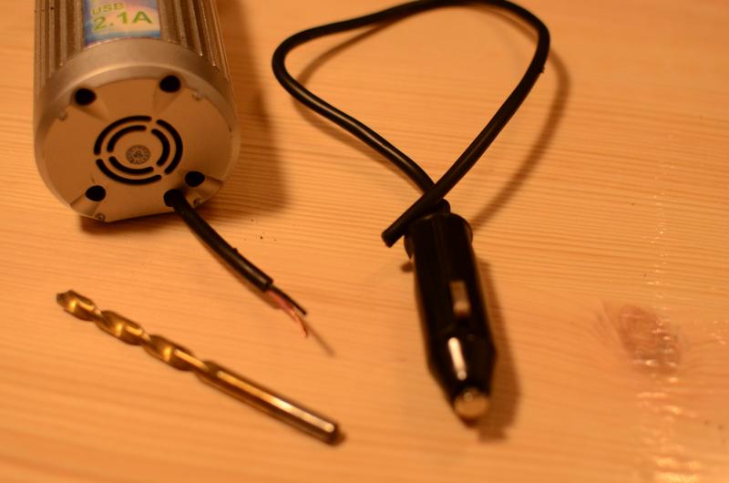 Wechselrichter: Umbau der Kabelführung Ein ca. 5mm Loch ins Unterteil und das Kabel dort durchführen. Dazu muss der Wechselrichter zerlegt werden. Das Kabel darf im inneren keine anderen heiß werdenden Bauteile berühren oder den Luftstrom verhindern. Wechselrichter: Umbau der Kabelführung Ein ca. 5mm Loch ins Unterteil und das Kabel dort durchführen. Dazu muss der Wechselrichter zerlegt werden. Das Kabel darf im inneren keine anderen heiß werdenden Bauteile berühren oder den Luftstrom verhindern.