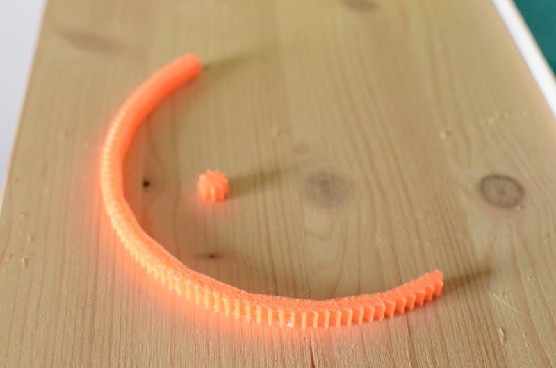 Zahnradpaar: Mit dem 3D Drucker ausgedruckt Knapp 45 min hat dann der Druck des zuvor erstellten 3D Modells gedauert. Die Qualität ist gut und brauchbar. Glatte Flächen gibt es hingegen bei den Drucken nicht, sodass mit Schleifpapier nachgearbeitet werden muss, gerade bei solchen Formteilen. Zahnradpaar: Mit dem 3D Drucker ausgedruckt Knapp 45 min hat dann der Druck des zuvor erstellten 3D Modells gedauert. Die Qualität ist gut und brauchbar. Glatte Flächen gibt es hingegen bei den Drucken nicht, sodass mit Schleifpapier nachgearbeitet werden muss, gerade bei solchen Formteilen.
